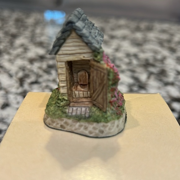 David Winter Cottages Cameos The Privy - Picture 2 of 6